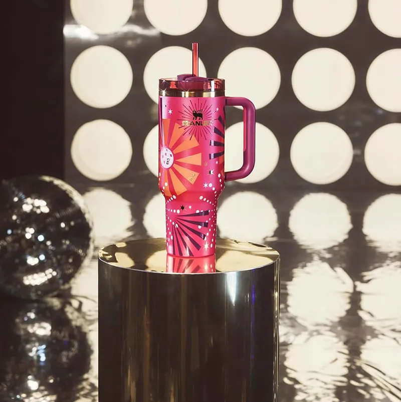 STANLEY Barbie™ x '80s Dynamite Quencher ماگ