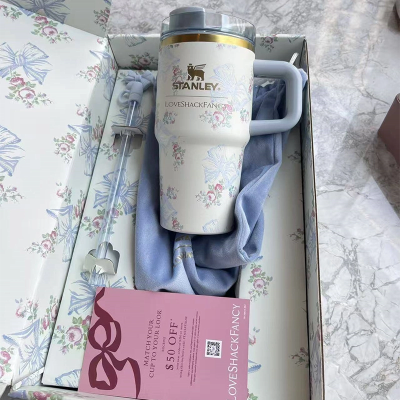 STANLEY X LoveShackFancy Holiday Quencher ماگ