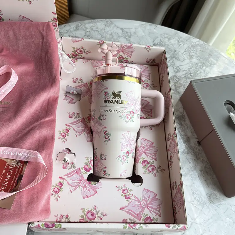 STANLEY X LoveShackFancy Holiday Quencher ماگ
